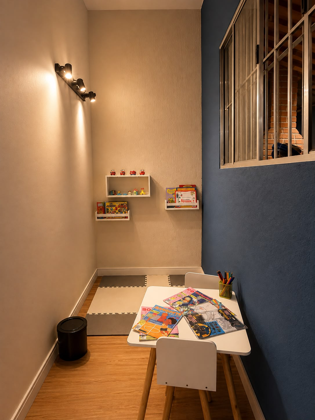 Espaço kids com mesinha, livros e materiais de colorir