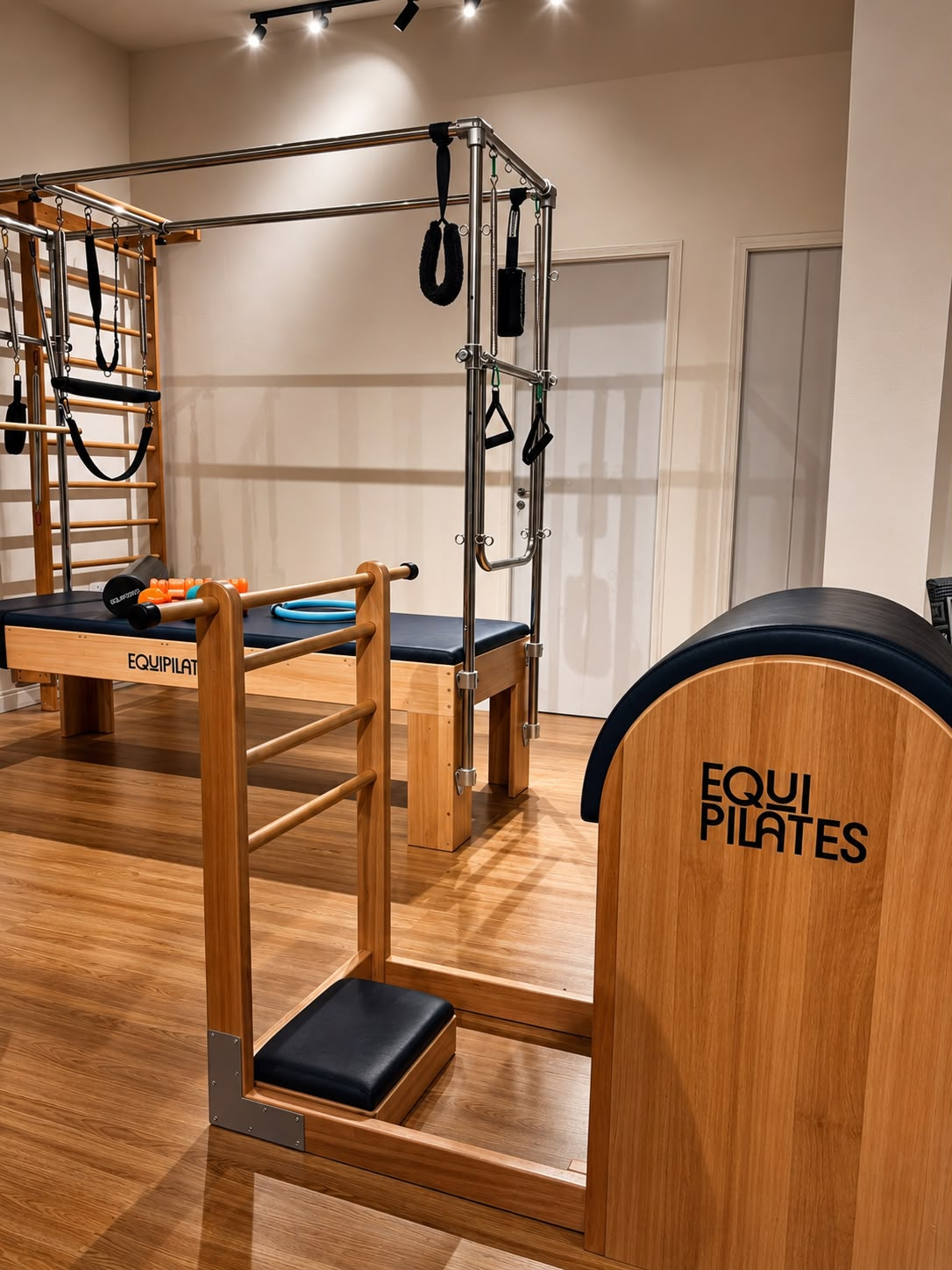 Ladder Barrel e Wall Unit EquiPilates sob iluminação de trilho