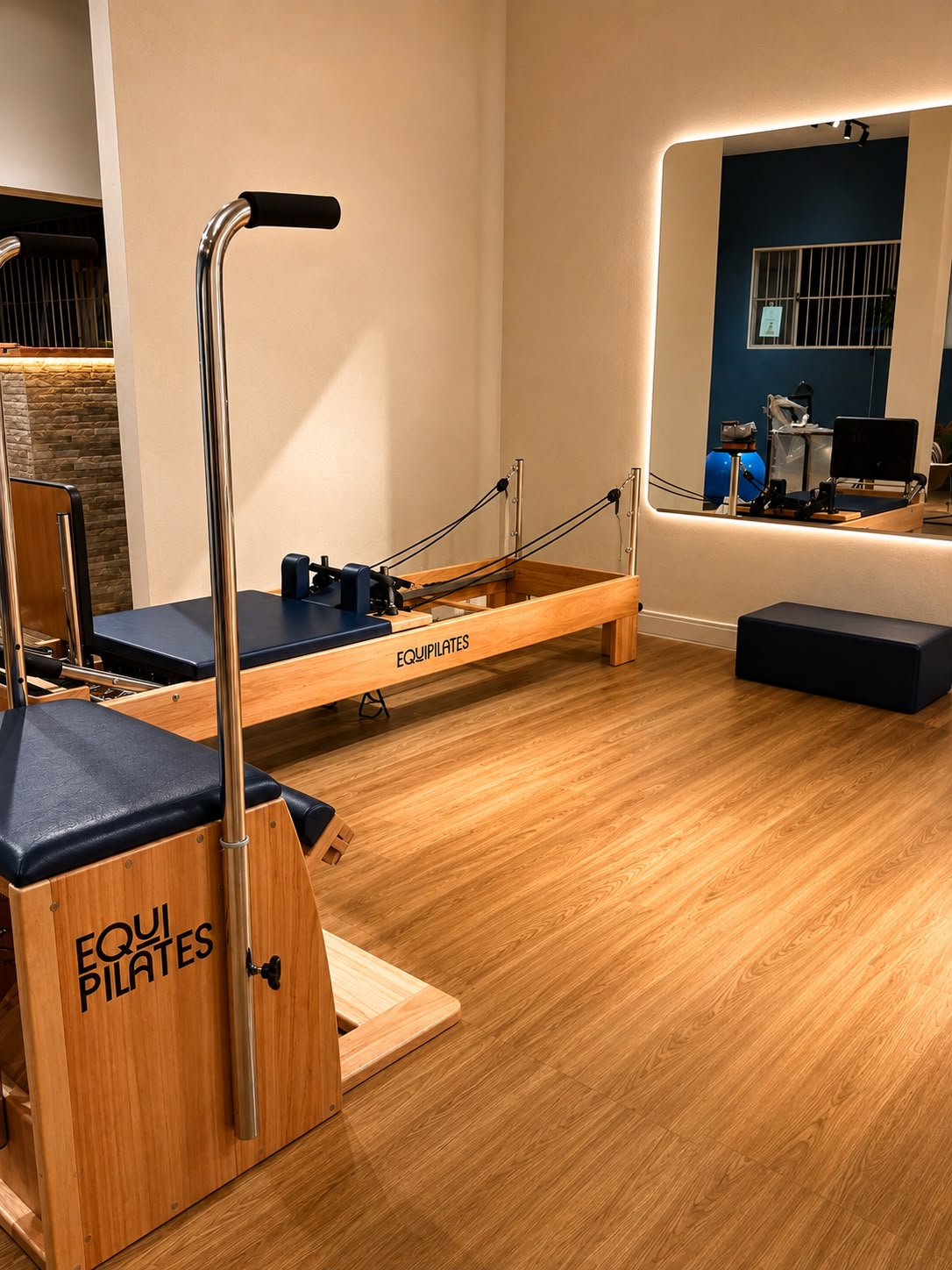 Reformer EquiPilates ao lado de espelho retroiluminado na Áurea